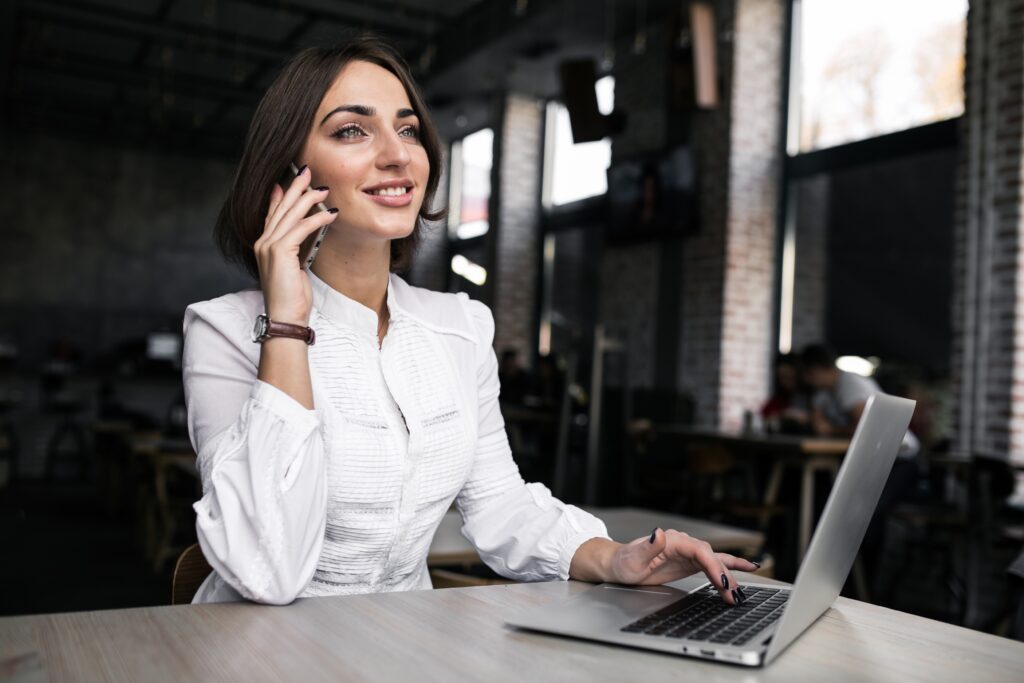 Mujer De Negocios Trabajando 1024x683